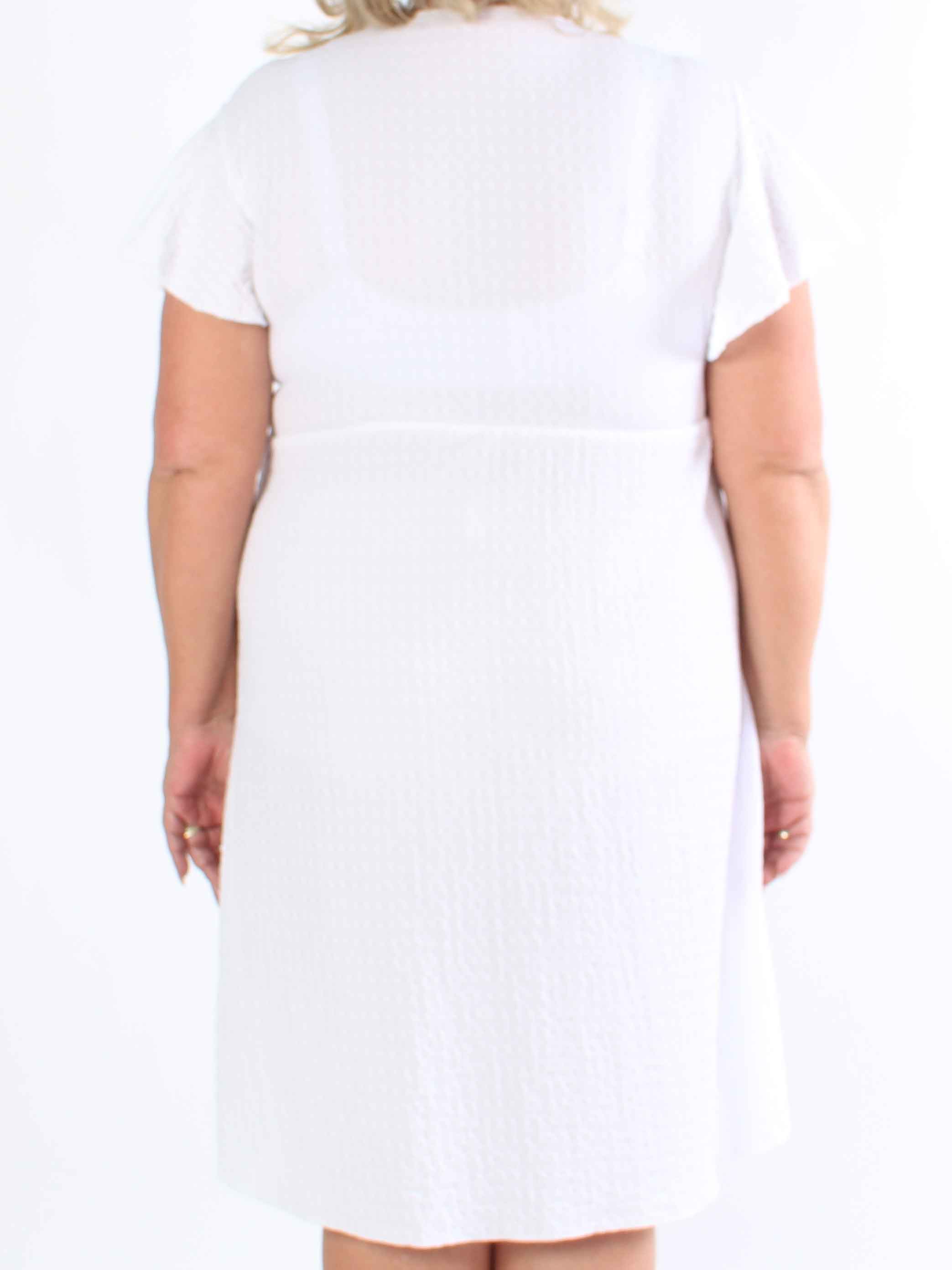 Eliana - Sød plus size kjole i slå-om look med flæser